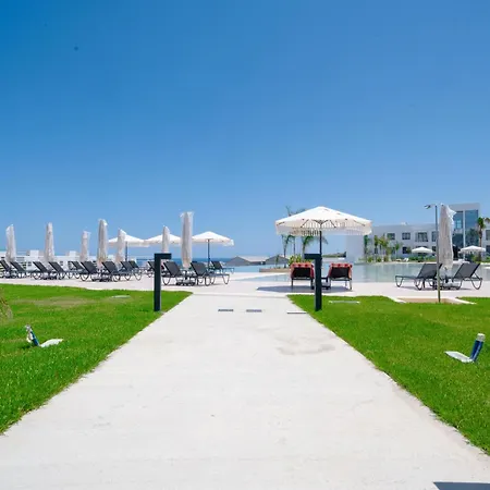 Modern And Spacious Apartment With Beautiful Roof Terrace And Sea View キレニア