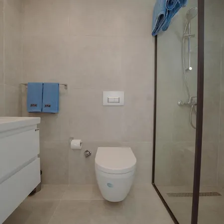Апартаменты Modern And Spacious With Beautiful Roof Terrace And Sea View