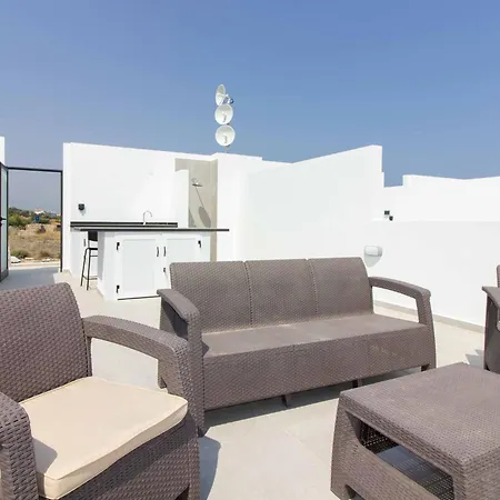 Modern And Spacious Apartment With Beautiful Roof Terrace And Sea View アパート キレニア