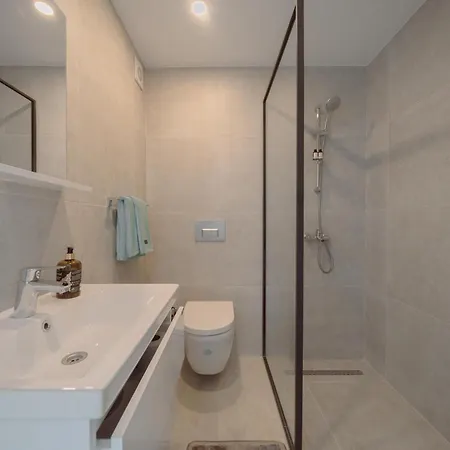 Luxury With Roof Terrace דירה *